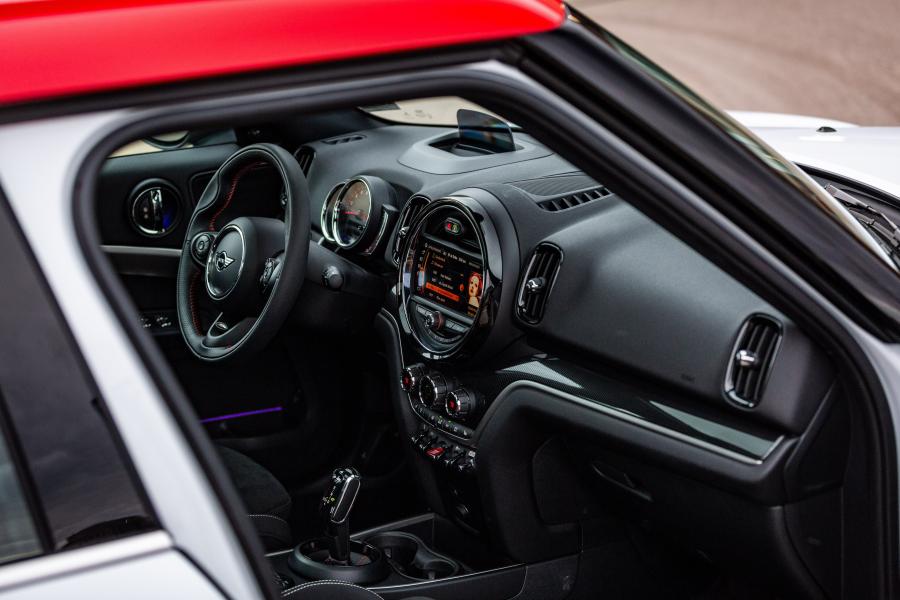 Интерьер Mini John Cooper Works Countryman (F60) 2017 года  (NA) (фото 26 из 40)